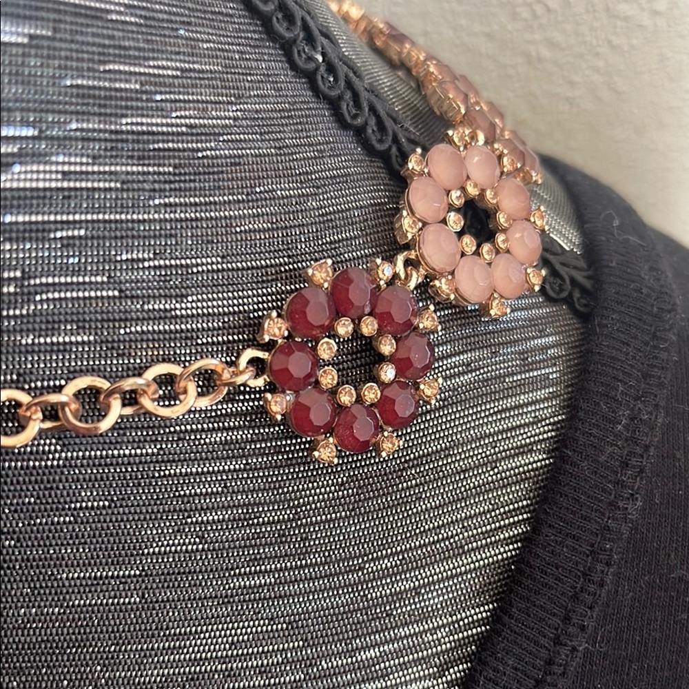 Elegant Floral Necklace in Pink and Gold - Picture 4 of 4